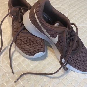 NEW Nike roches